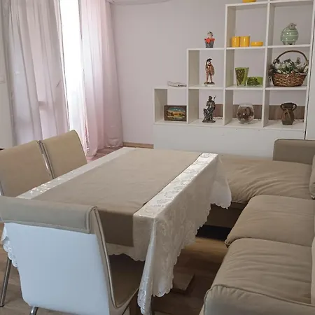 Apartm 9 Mara Gidik Street 16 *